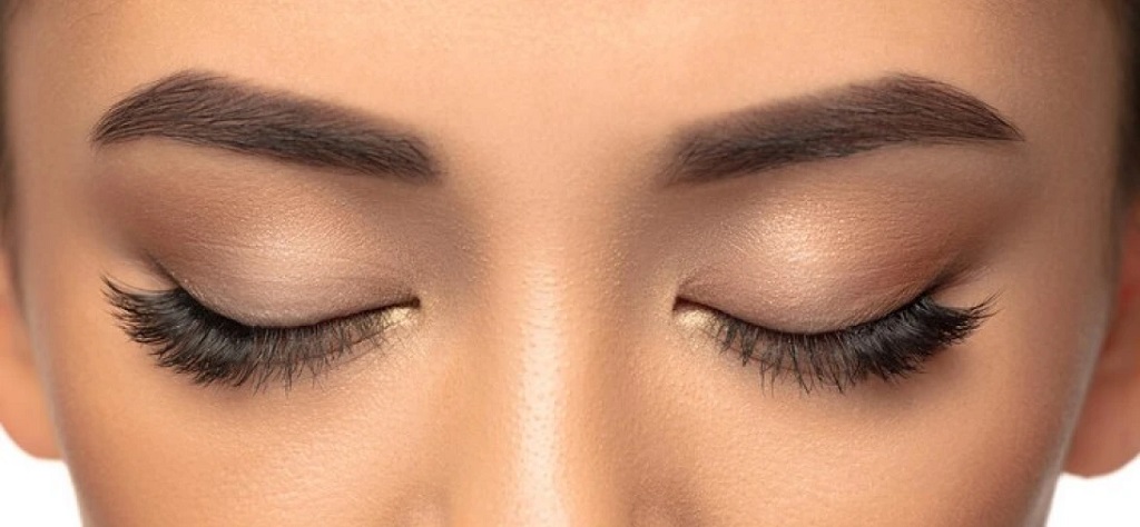 What is the technique of threading eyebrows?