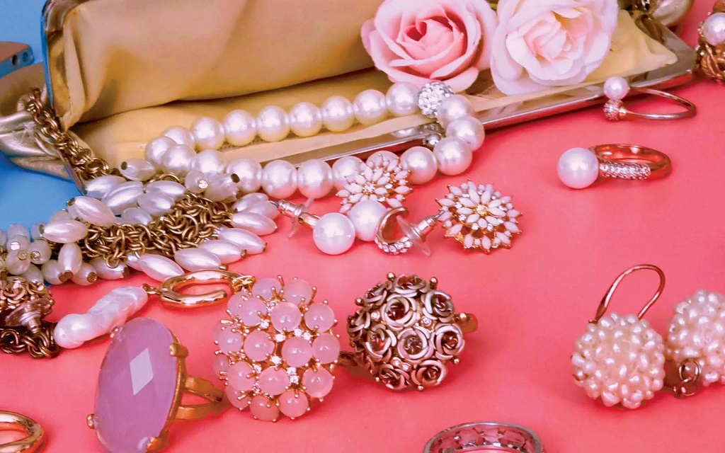 What is the difference between costume jewelry and fine jewelry?