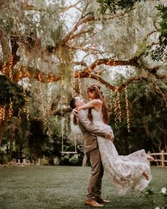 What makes a rustic wedding theme